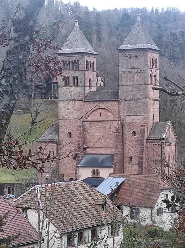 L'abbatiale côté ouest, là où se dressait la nef ; au premier plan, des maisons du village.