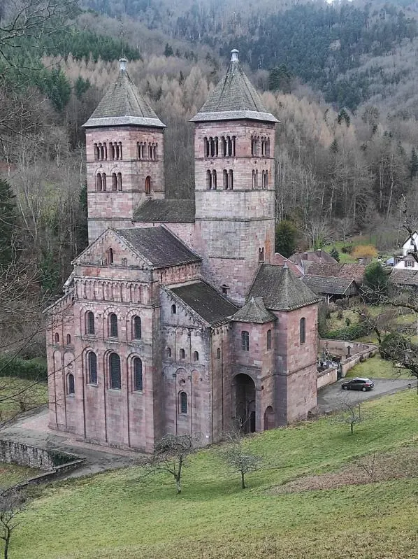 L'abbatiale en hiver, vue de l'est : le chevet, le transept et les deux tours ; à droite, le cimetière.