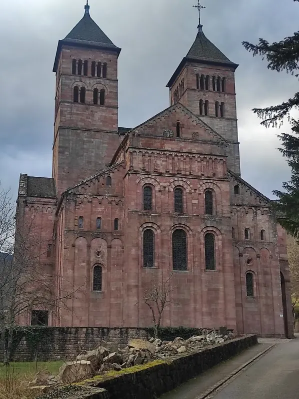 Le chevet plat de l'abbatiale, côté est : arcatures, baies et colonnettes du XIIe siècle.