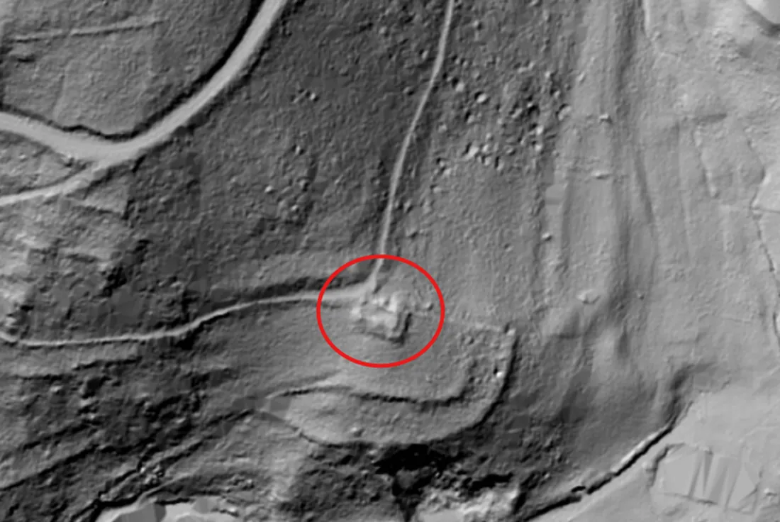 Relief LiDAR HD de l'IGN, détail : la plateforme de l'éperon (cerclée), au bout du sentier venu de l'ouest, et le talus courbe qui l'enveloppe. Cadrage volontairement resserré.