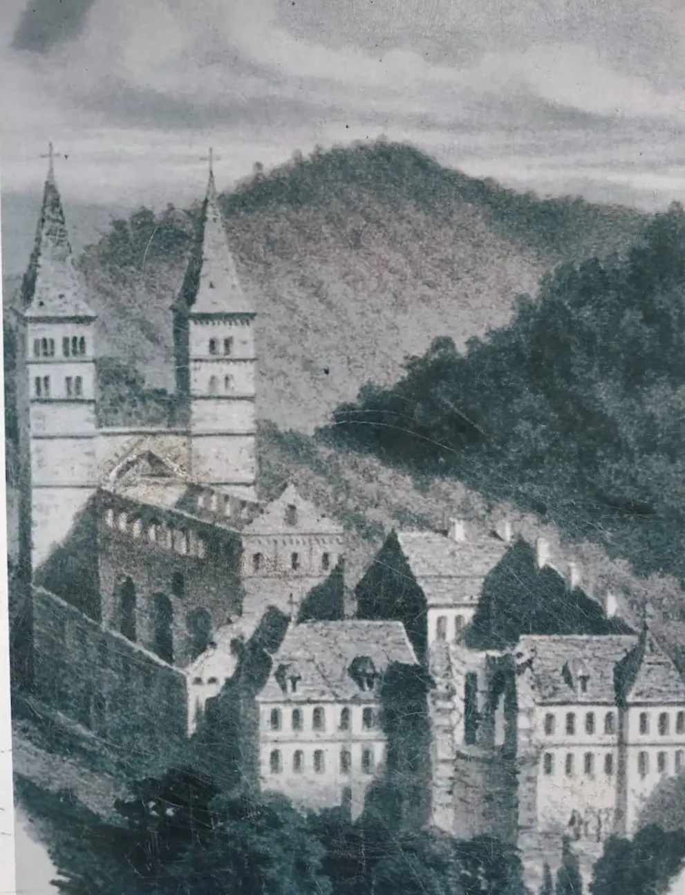 Frédéric Piton, l'église de Murbach « en 1745 » : la nef décapitée, les tours encore coiffées de leurs flèches. Reconstitution du XIXe siècle d'après l'état de 1745.